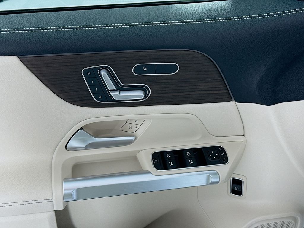 Used 2025 White Mercedes-Benz GLB 250 image 17