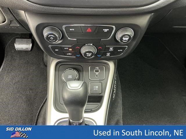 Used 2018 Redline Pearlcoat Jeep Latitude image 12