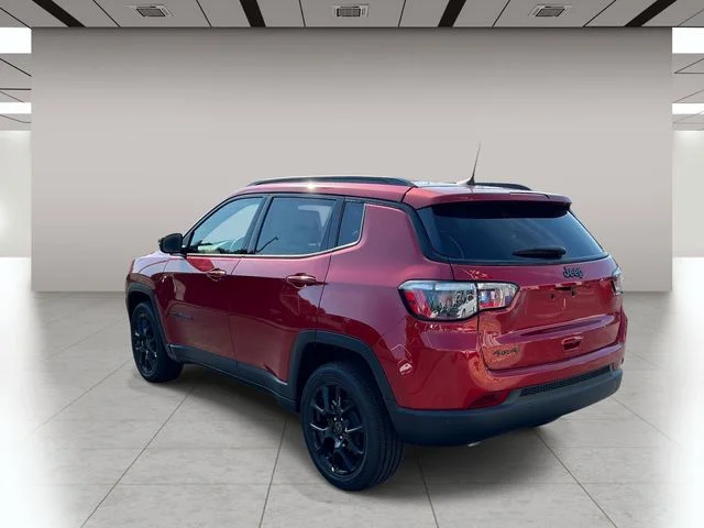 New 2026 Red Hot Pearl-Coat Exterior Paint Jeep Latitude image 6