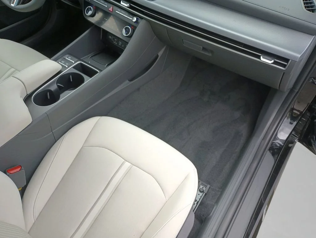 Used 2024 Black Hyundai SEL image 18