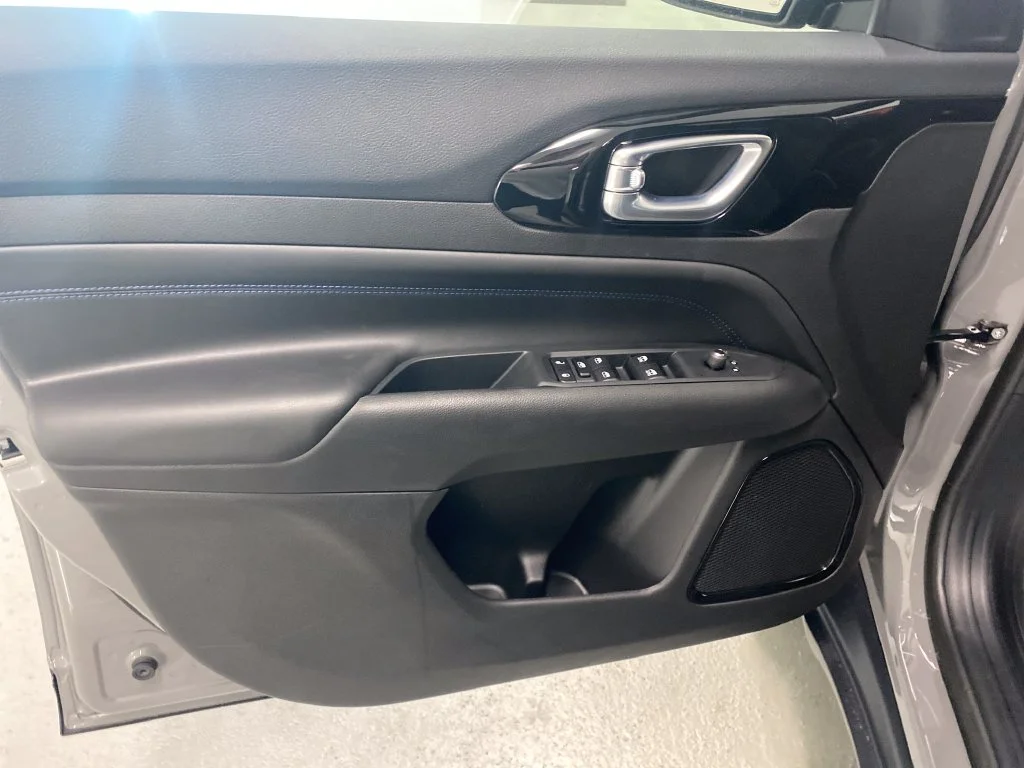 New 2027 Gray Jeep Latitude image 10
