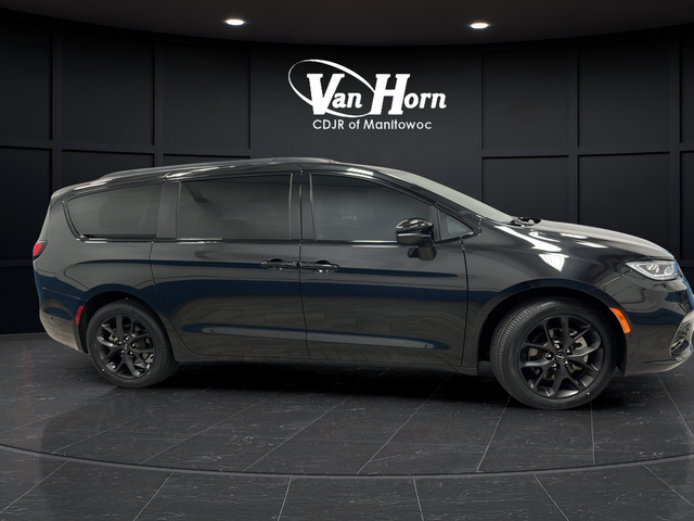 Used 2023 Brilliant Black Crystal Pearlcoat Chrysler Touring L image 8