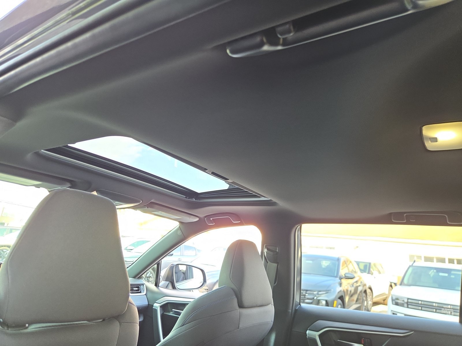 2022 Toyota RAV4 SE - Photo 19