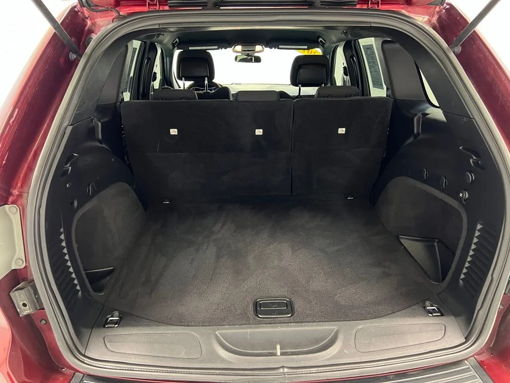 Used 2019 Red Jeep Laredo E image 30