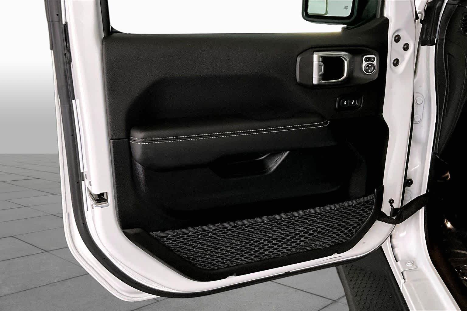 Used 2022 Bright White Clearcoat Jeep Unlimited Sahara image 21