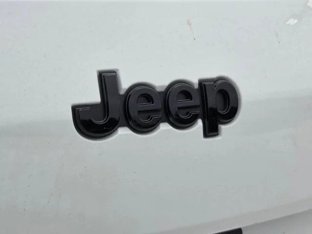 New 2026 Bright White Clear-Coat Exterior Paint Jeep Altitude image 30