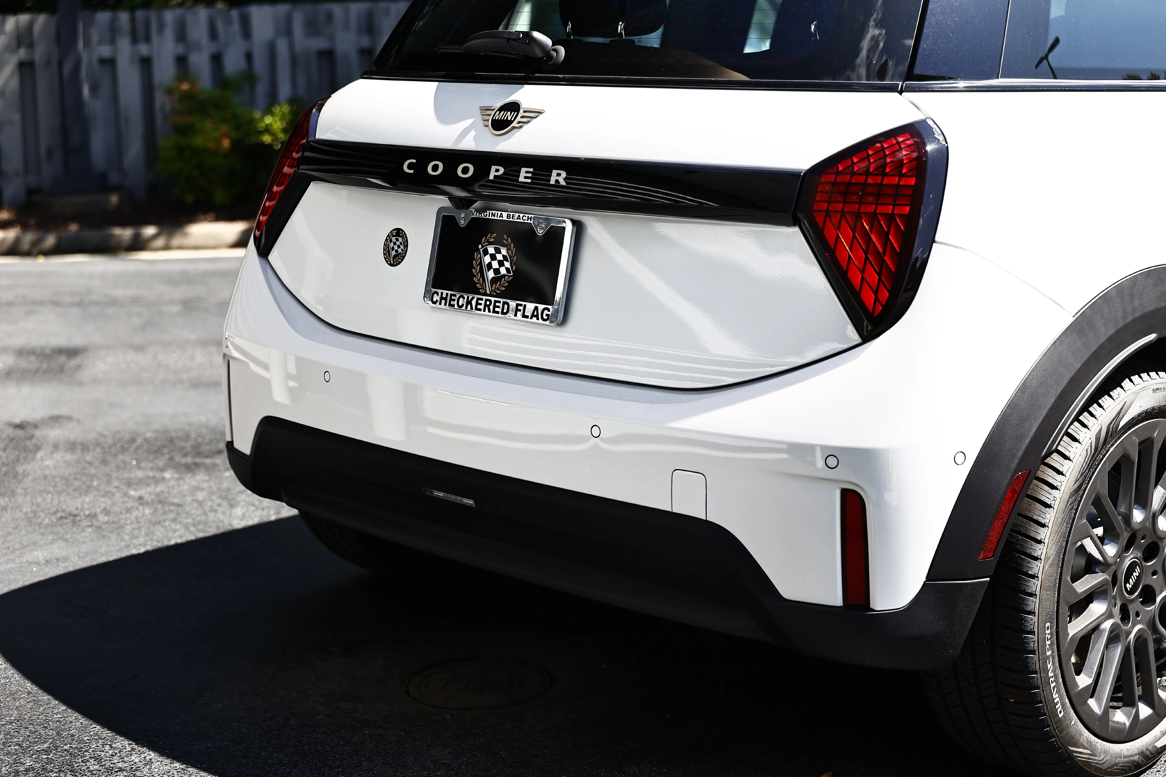 New 2026 White Metallic MINI Signature Plus image 9