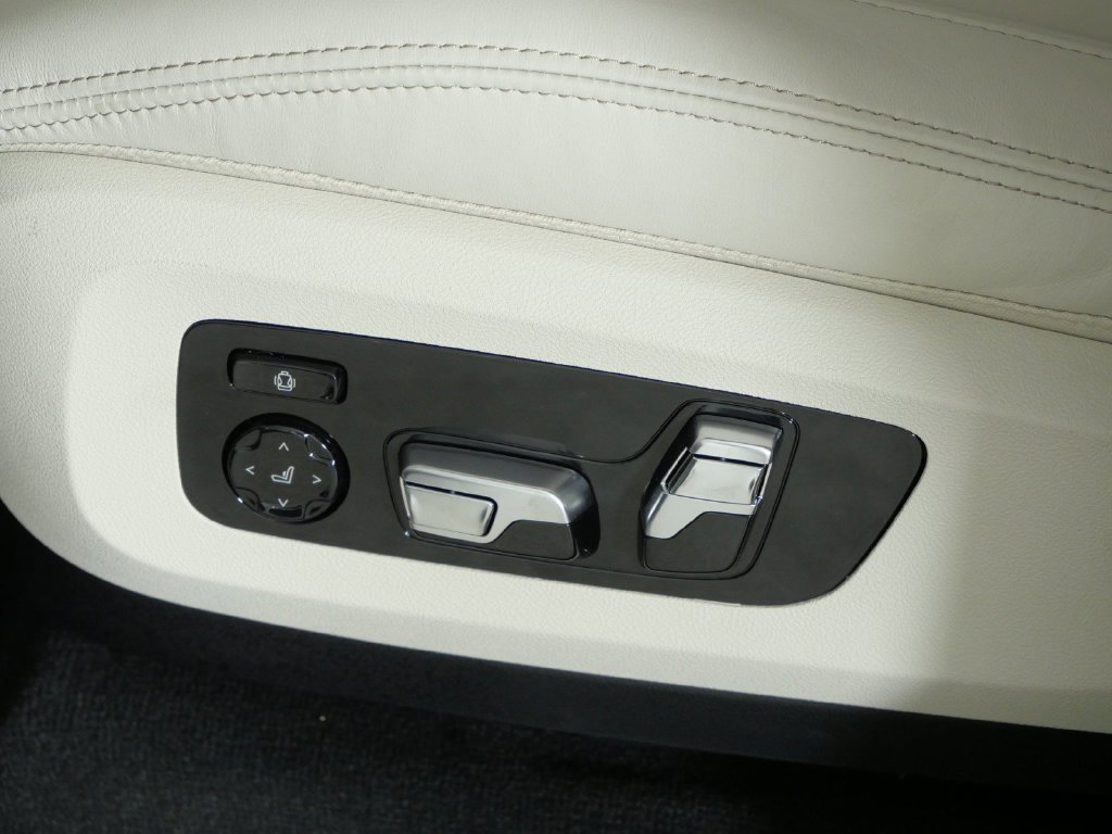 Used 2027 Mineral White Metallic BMW xDrive40i image 42