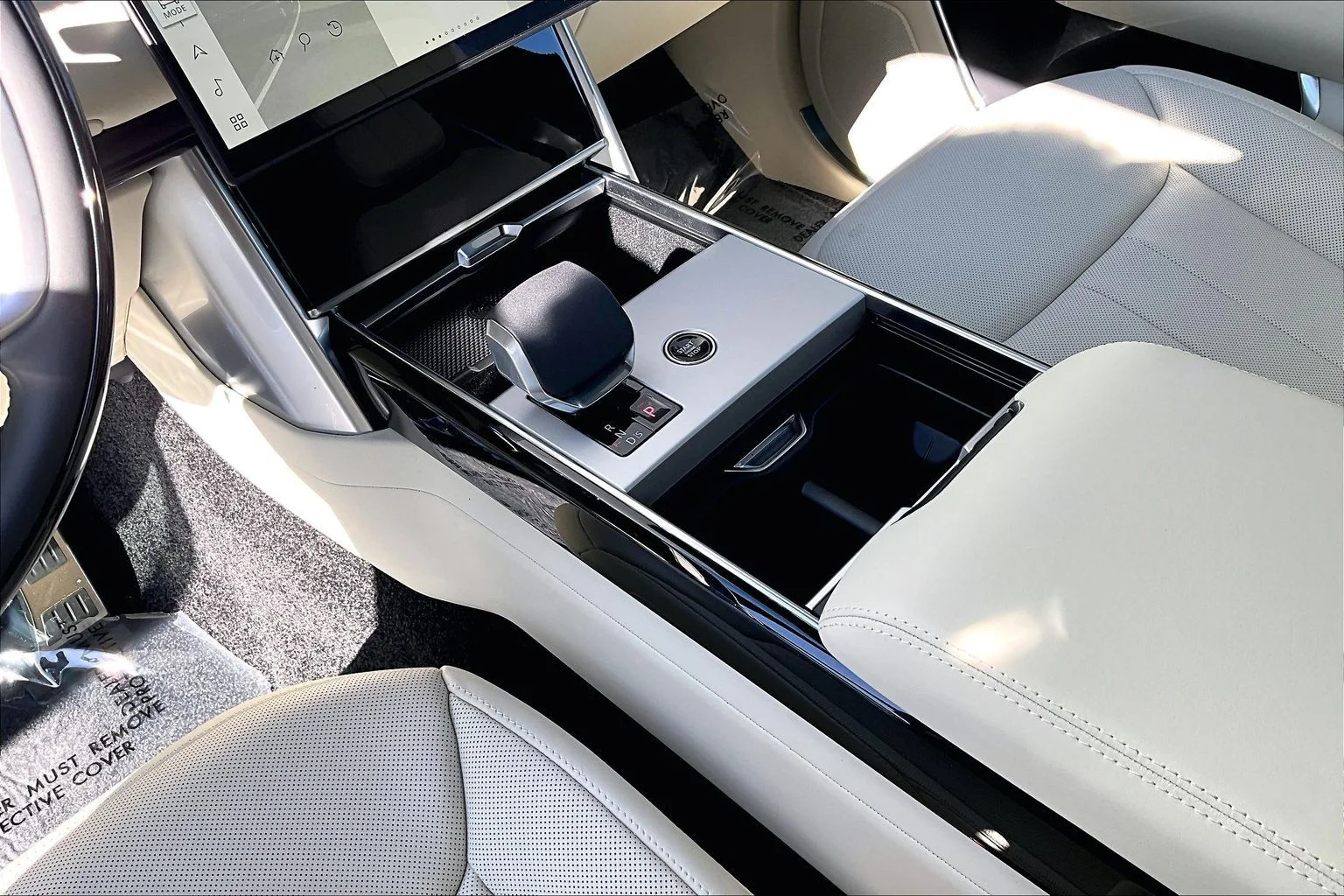 New 2026 Santorini Black Land Rover SE image 8