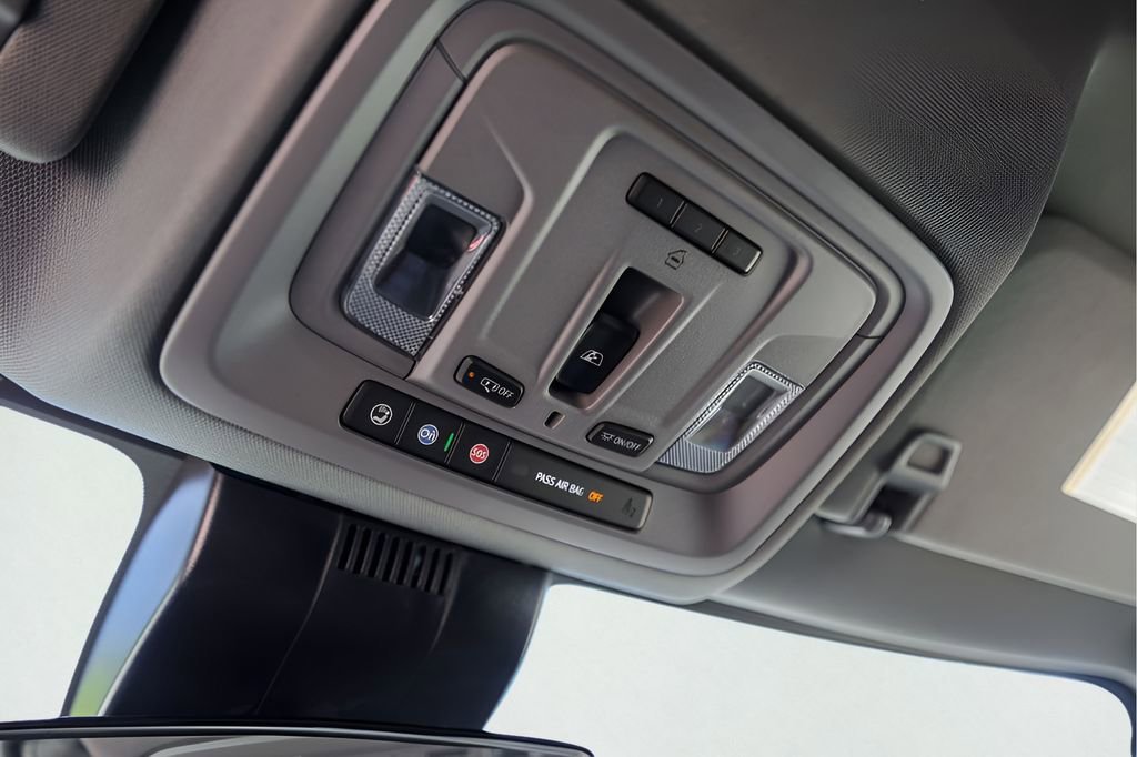 Used 2025 Summit White Chevrolet LT image 24