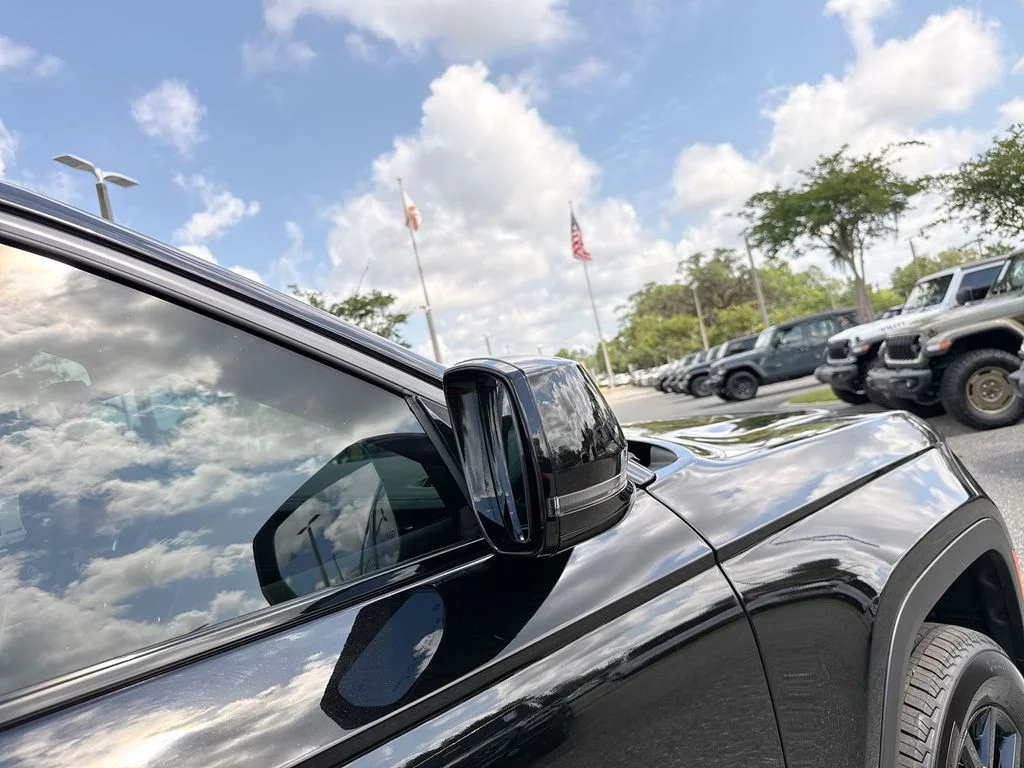 New 2026 Diamond Black Crystal Pearl-Coat Exterior Paint Jeep Laredo image 11