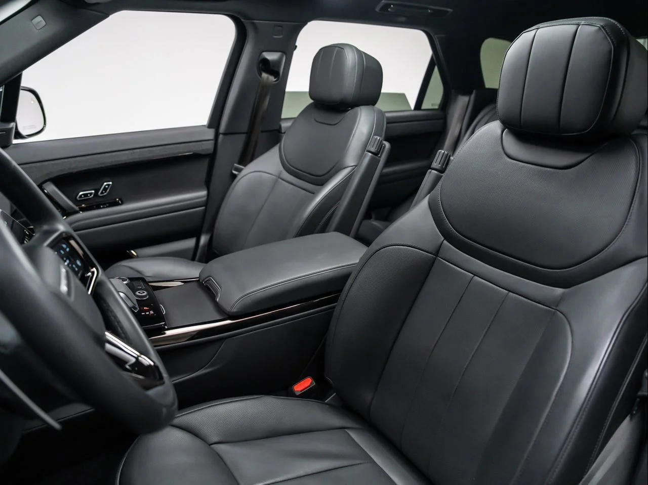 Used 2023 Black Land Rover SE Dynamic image 14