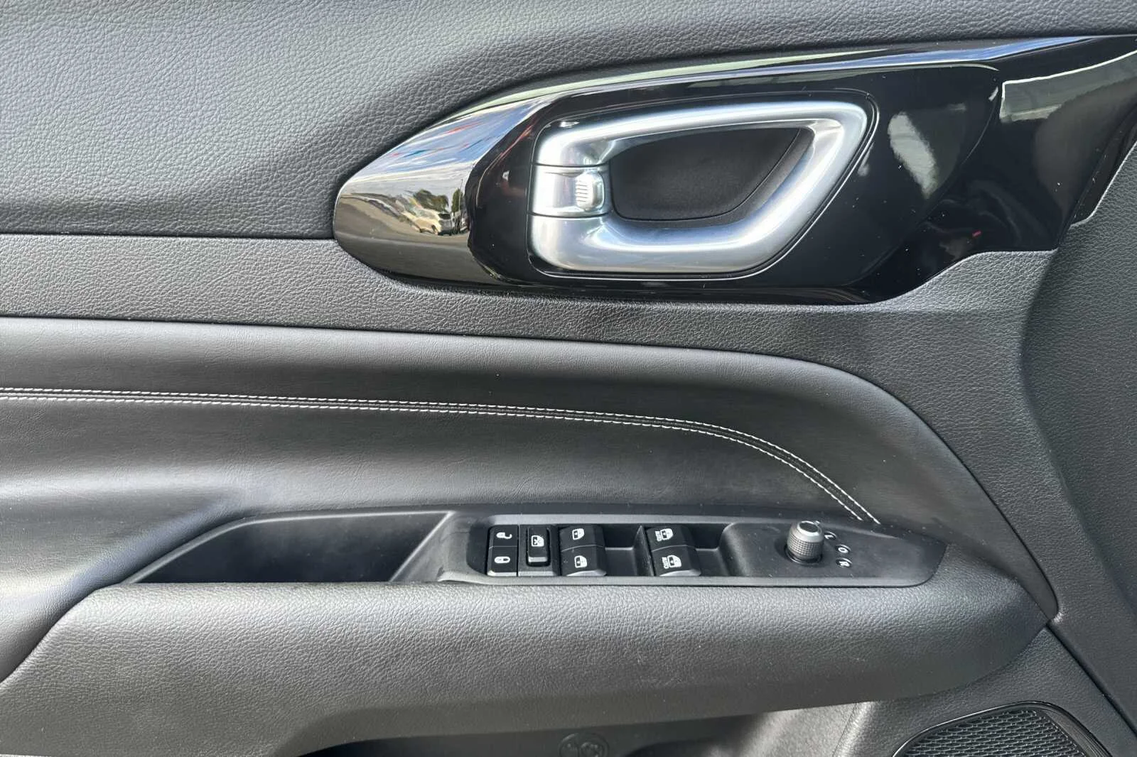 Used 2023 Gray Jeep Latitude image 11