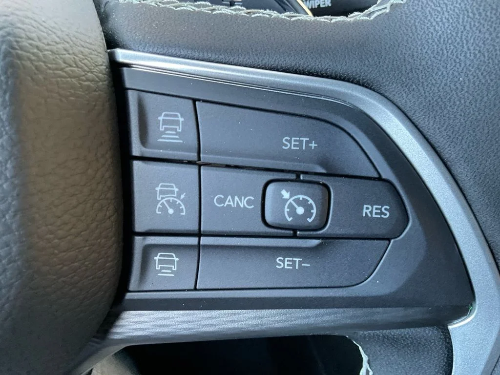 Used 2025 Silver Jeep Laredo image 31