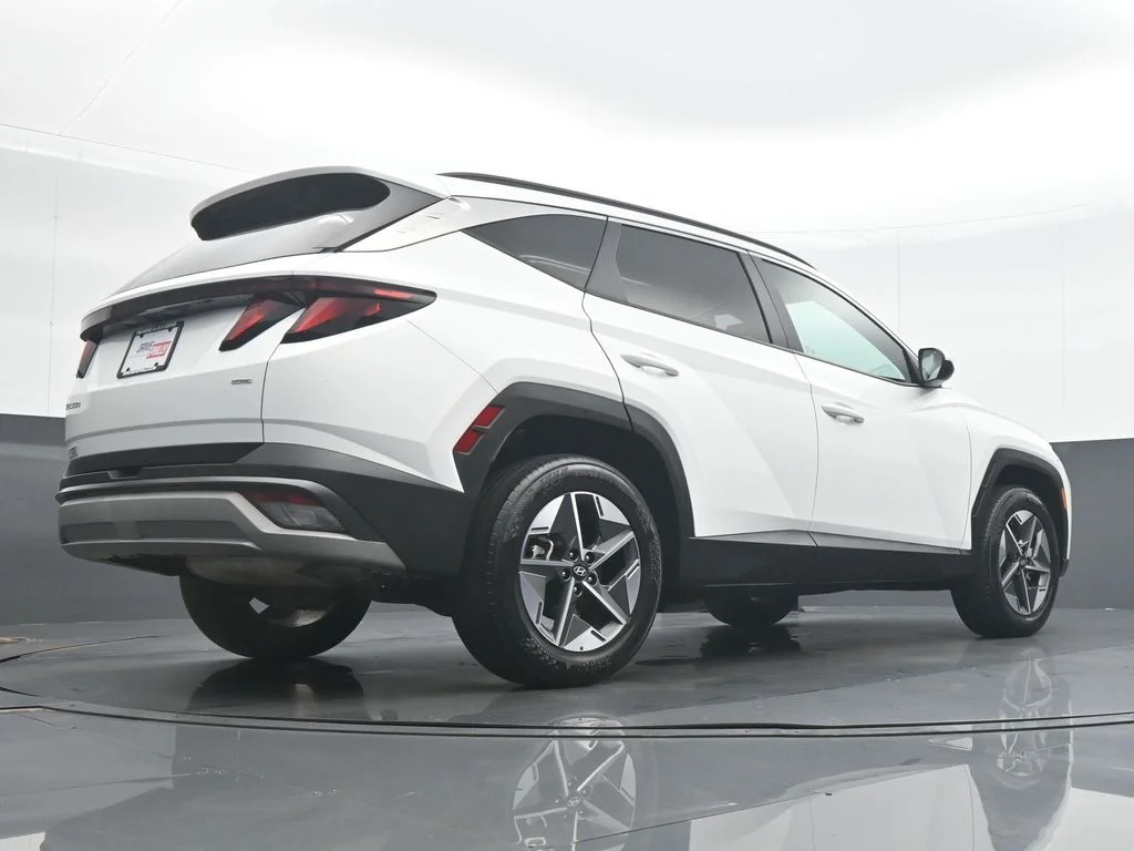 Used 2025 White Hyundai SEL image 30