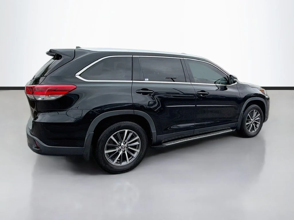 Used 2019 Black Toyota XLE image 5