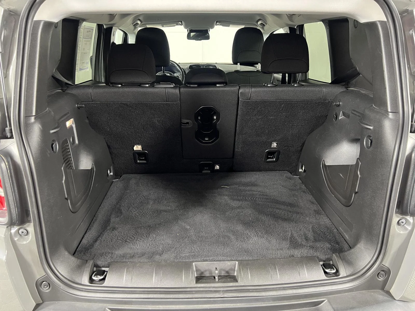 Used 2021  Jeep Latitude image 25