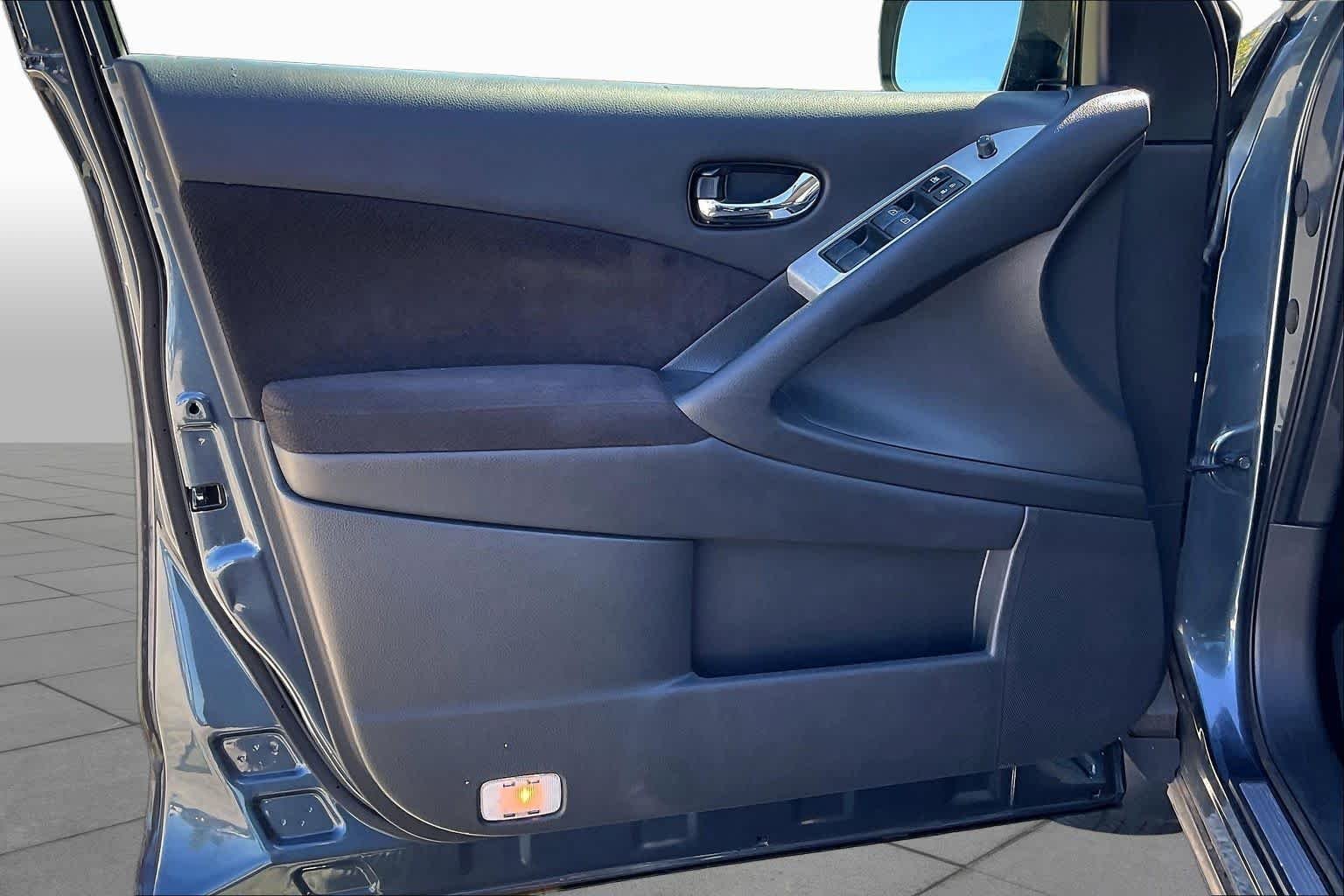 Used 2014 Graphite Blue Metallic Nissan SV image 20