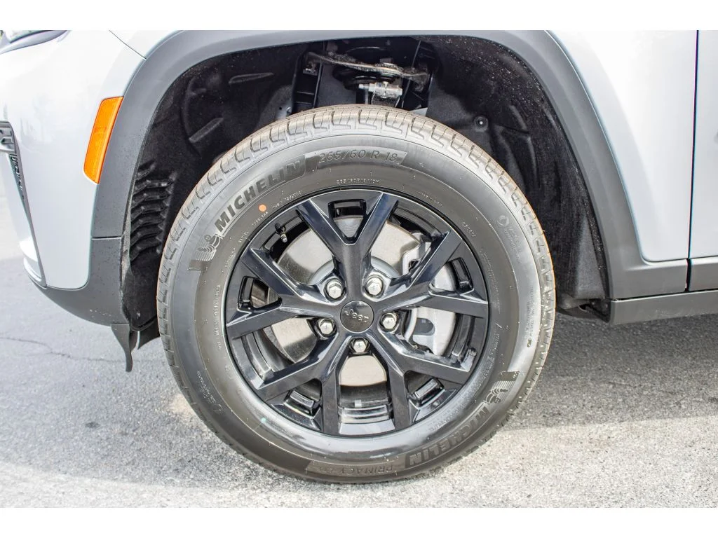 New 2026 SILVER ZYNITH Jeep Laredo Altitude image 5
