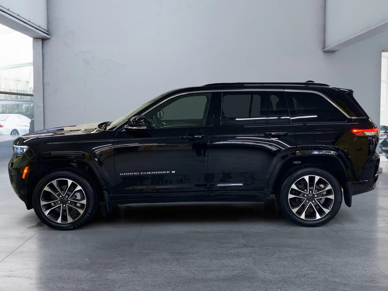 Used 2025 Diamond Black Crystal Pearl Jeep Overland image 2