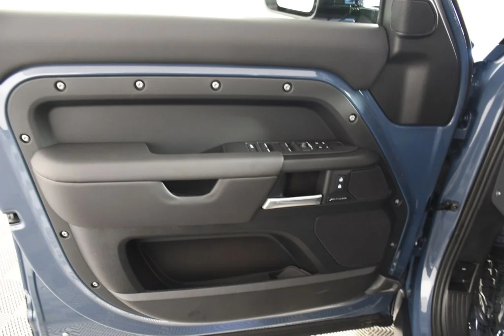New 2026 Tasman Blue Land Rover S image 14