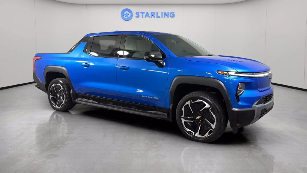 Used 2025 Riptide Blue Metallic Chevrolet LT - Extended Range image 12