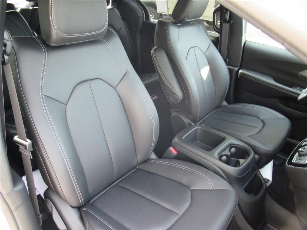 New 2026 Silver Mist Clear-Coat Exterior Paint Chrysler Select image 8