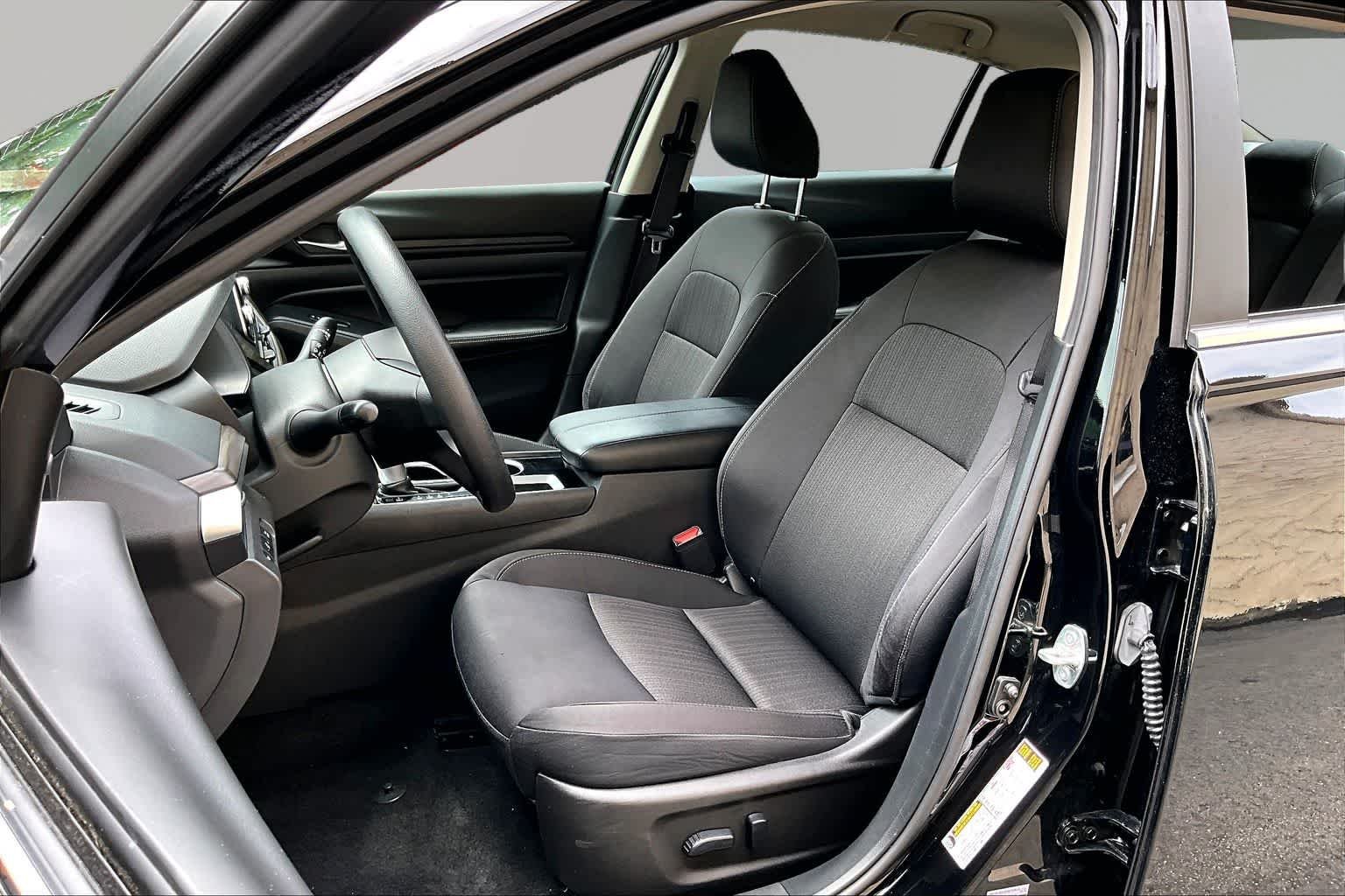 Used 2024 Super Black Nissan 2.5 SV image 8