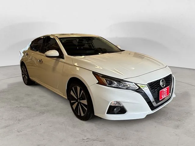 Used 2020 White Nissan 2.5 SL image 7