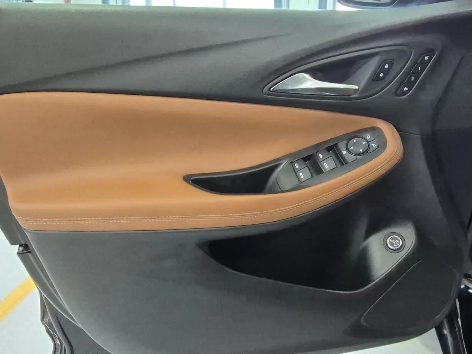 Used 2023 Ebony Twilight Metallic Buick Essence image 9