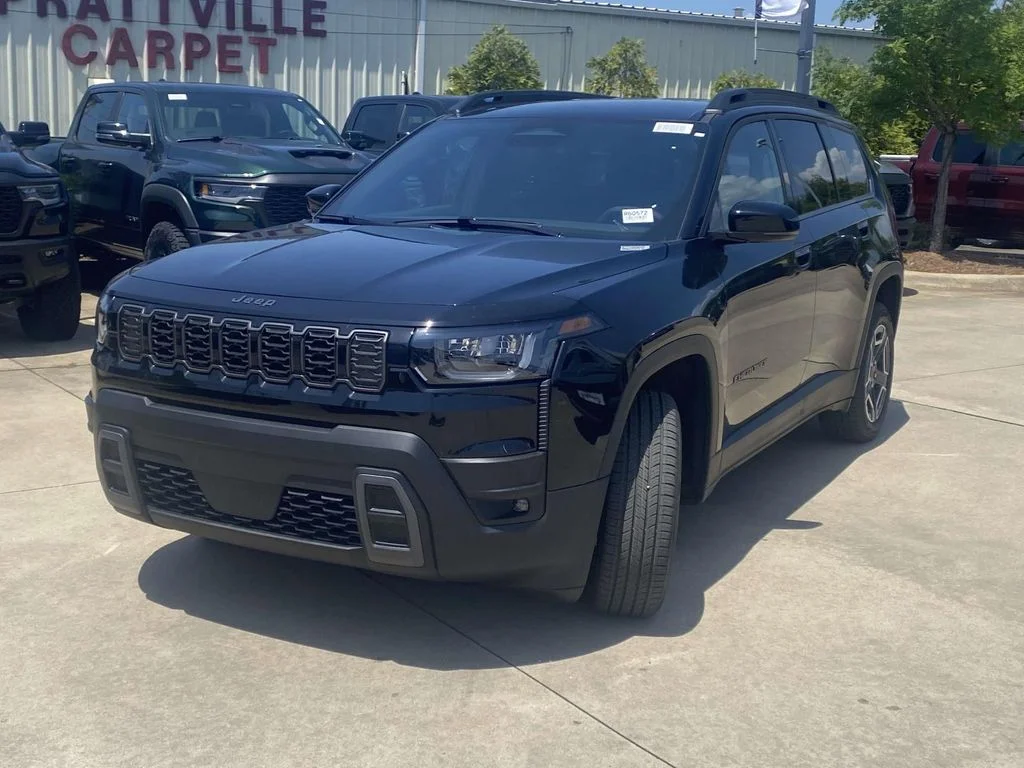 New 2026 Diamond Black Crystal Pearl-Coat Exterior Paint Jeep Limited image 3