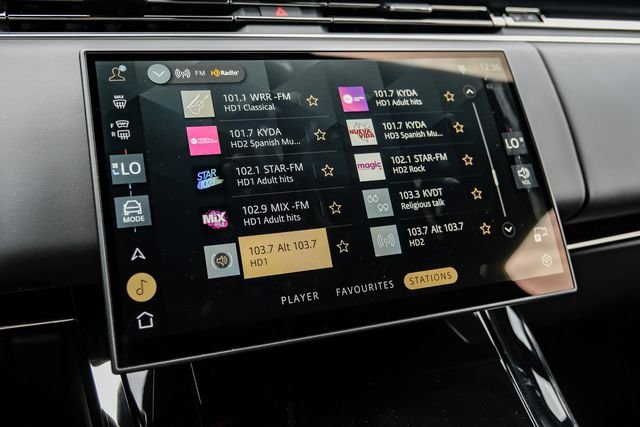 Used 2025 Black Land Rover SE image 31