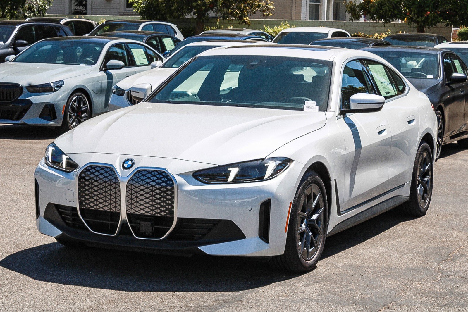 New 2026 Mineral White Metallic BMW xDrive40 image 3