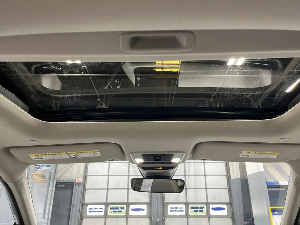 Used 2025 Lunar Silver Metallic Honda AWD EX-L image 29