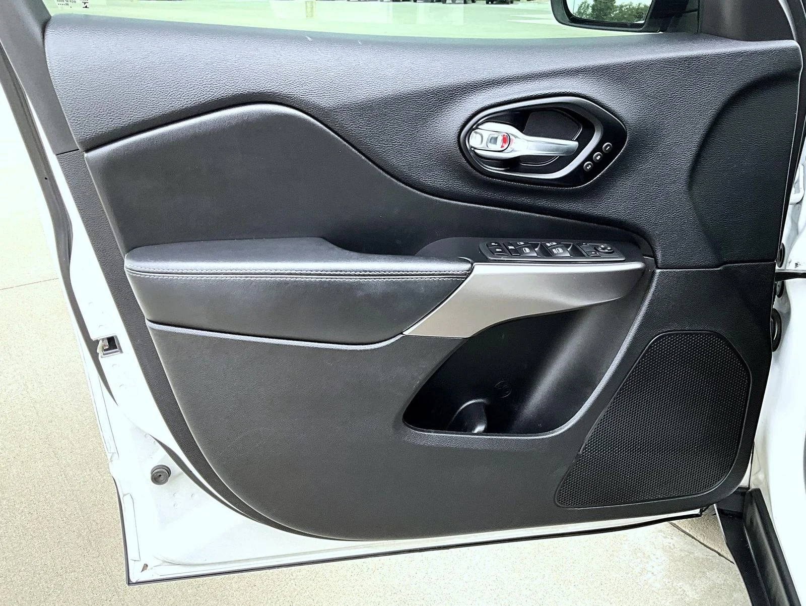 Used 2021 White Jeep Limited image 9