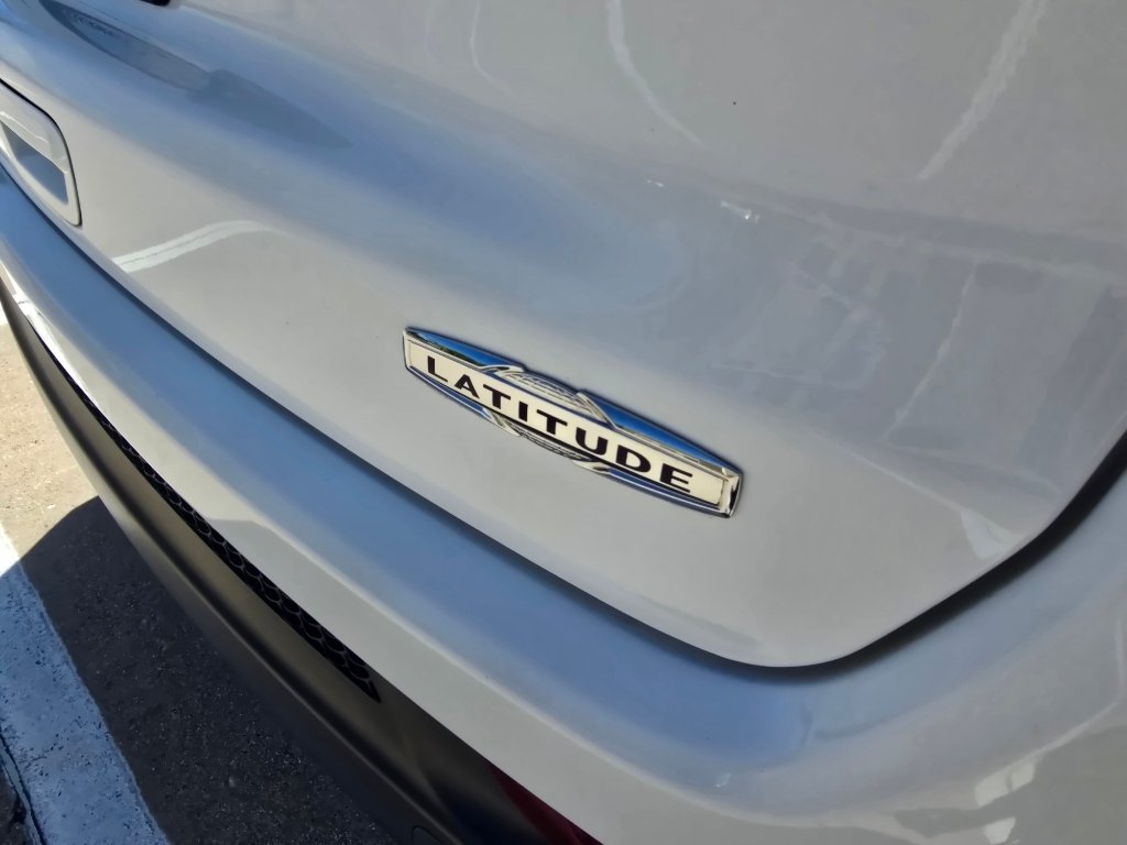Used 2022 Bright White Clearcoat Jeep Latitude image 11