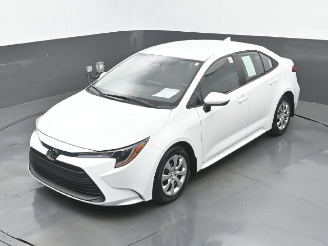 Used 2025 Ice Cap Toyota LE image 31