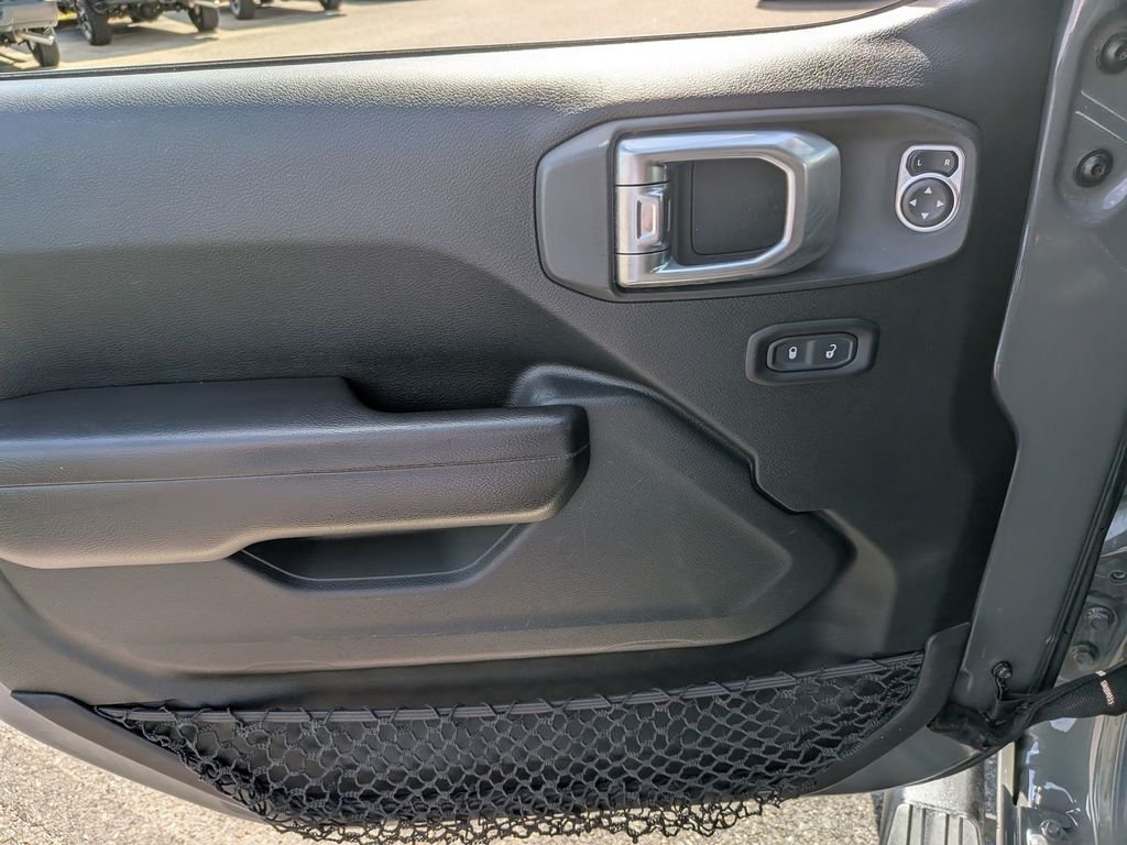 Used 2020 Gray Jeep Sport S image 28