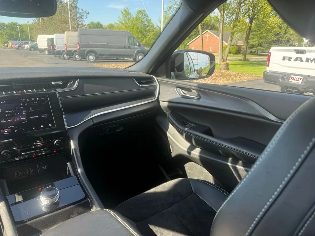 Used 2024 Silver Jeep Altitude X image 37