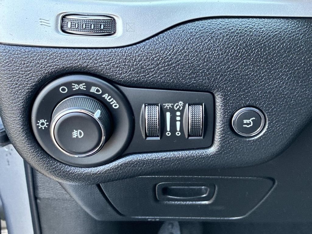 Used 2014 Silver Jeep Latitude image 24