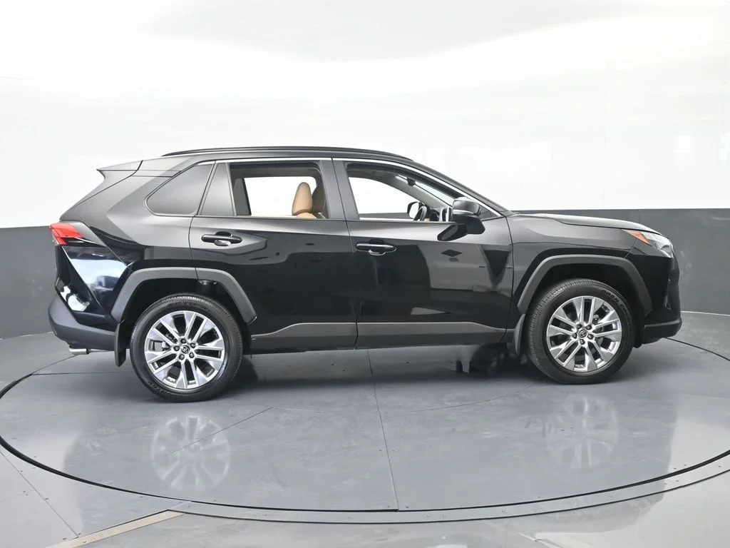 Used 2025 Midnight Black Metallic Toyota XLE Premium image 7