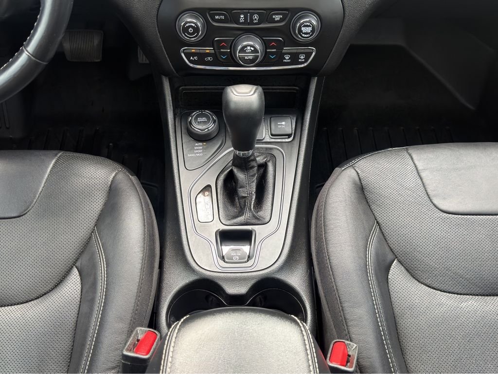 Used 2021 Gray Jeep Latitude Lux image 15