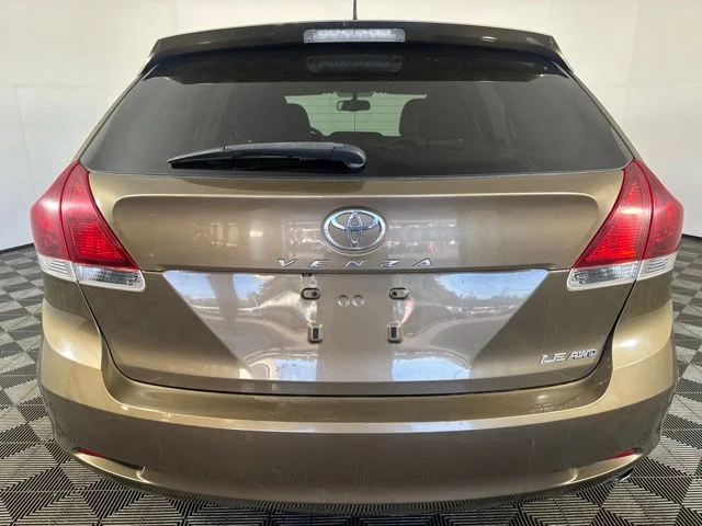 Used 2014 Gold Toyota LE image 21