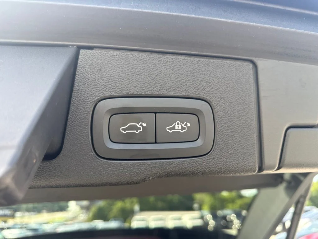 Used 2020 Black Volvo T5 Momentum image 21