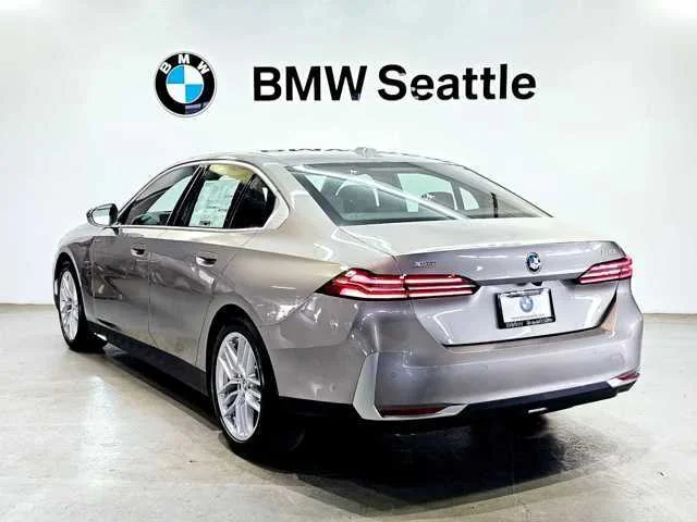 Certified Used 2025 Oxide Grey Met BMW xDrive image 4