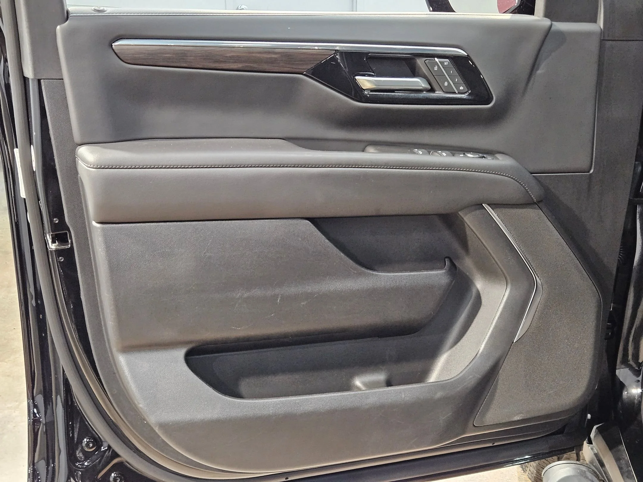 Used 2025 Black Chevrolet Z71 image 20