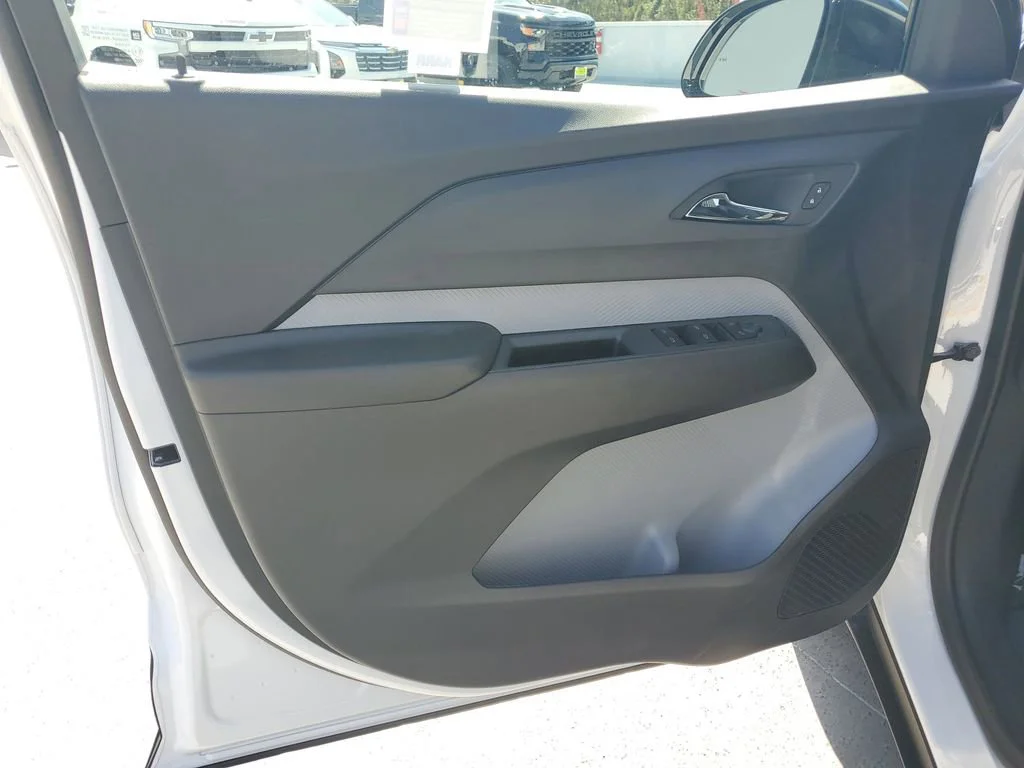 New 2027 Summit White Chevrolet LT image 19