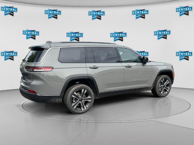 New 2027 Sting-Gray Clear-Coat Paint Jeep Limited image 5