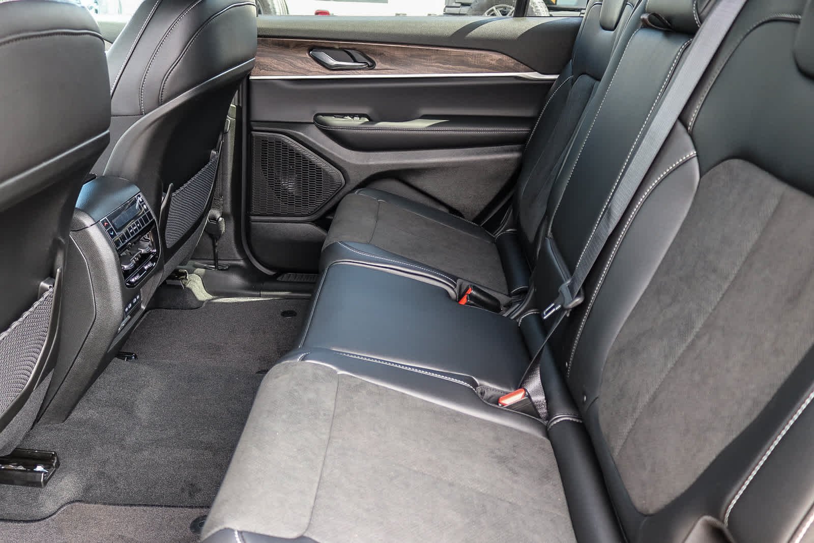 New 2027 High-Gloss Black Paint Jeep Laredo Altitude image 18