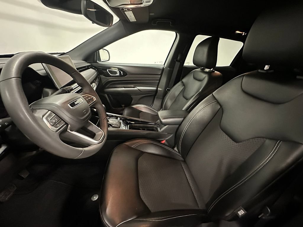 Used 2023  Jeep Altitude image 3